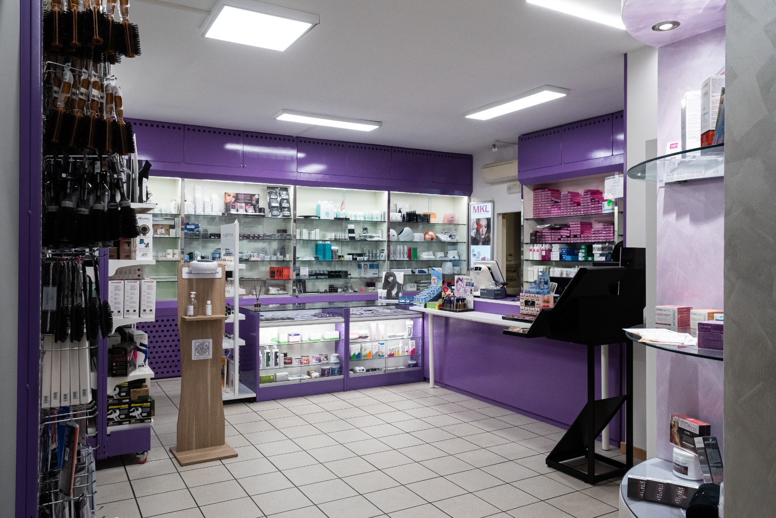 L'interno del punto vendita Beauty 09 a Recanati